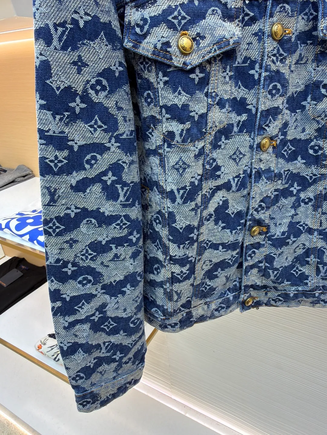LOUIS VUITTON letter float jacquard denim jacket ●Original version: purchased and developed for 22999 ●Item number: 1682132-C05 ●Fabric: denim denim fabric ●Technology: jacquard production ●Color: blue ●Version: fitted version ●Weight: about 1335 grams ●Size: 46-48-50-52 ●Description: Made of heavy denim denim as the base, it uses distressed washing + gradient tie-dyeing to present a Monogram dark pattern effect. The gray-blue and off-white smudged colors are natural and layered, retaining the brand logo while enhancing the retro texture. The trousers have a skateboard straight cut, and the waistband is equipped with metal buttons and leather logo tags. The five-pocket structure follows the classic workwear design, and the edges of the pockets are reinforced with double-lane stitching, taking into account durability and style. The trouser legs are slightly narrowed to suit various scenarios. The overall process combines denim washing technology with brand logo technology, which not only retains the casual attributes of denim items, but also enhances high-luxury recognition through gradient textures. The overall wiring is straight and delicate, the fabric is comfortable and soft, and the color is consistent without color difference. It can be matched with the same style to create a fashionable look and control various occasions. Customized accessories, complete with three standards, same style for men and women!